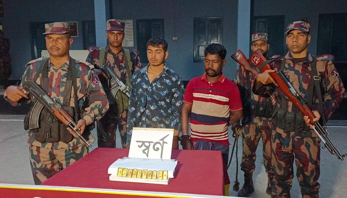 বাজিতপুর সীমান্তে স্বর্ণের বার ও এক ভারতীয় নাগরিকসহ দুইজনকে আটক করেছে বিজিবি। প্রবা ফটো 