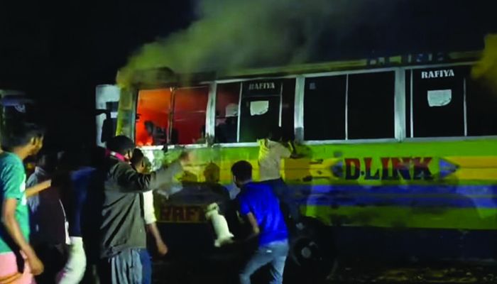 ধামরাইয়ে থেমে থাকা বাসে দুর্বৃত্তদের অগ্নিসংযোগ