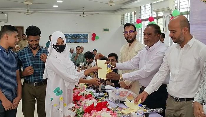 ১৮৪ জন কৃতী শিক্ষার্থীকে সংবর্ধনা ও শিক্ষাবৃত্তি প্রদান
