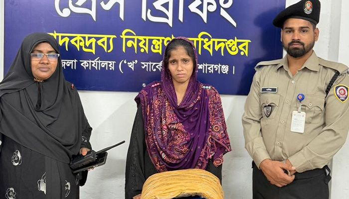 নারীর কোমরে বাঁধা ছিল ৪ কেজি গাঁজা