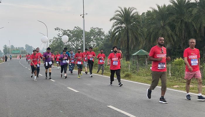 দেড় হাজার দৌড়বিদে উৎসবমুখর ম্যারাথন