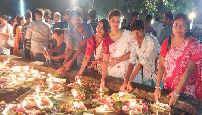 কুমিল্লা মহেশাঙ্গনে রবিবার রাখের উপবাস পালনে প্রদীপ প্রজ্বলন করেন লোকনাথ ব্রহ্মচারীর অনুসারীরা। ছবি: প্রবা ফটো