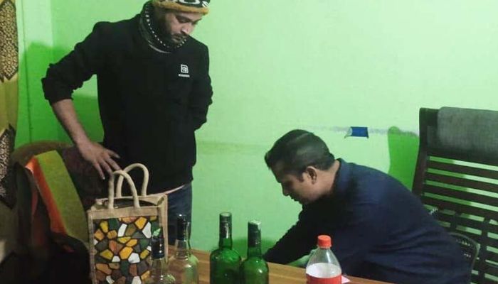 মদের ভাটিতে ডিবি’র অভিযানে পৌর বিএনপির মিজানুরসহ গ্রেপ্তার ৪