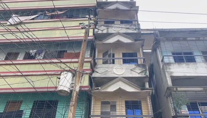 আরও কাত হলো ধামরাইয়ের সেই হেলে পড়া ভবনটি