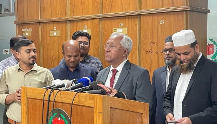 আগারগাঁওয়ের নির্বাচন ভবনে সাংবাদিকদের ব্রিফিং করেন ইসি সচিব আখতার আহমেদ। ছবি : সংগৃহীত