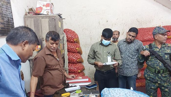 অতিরিক্ত দামে পেঁয়াজ বিক্রি, ২ আড়তদারকে জরিমানা