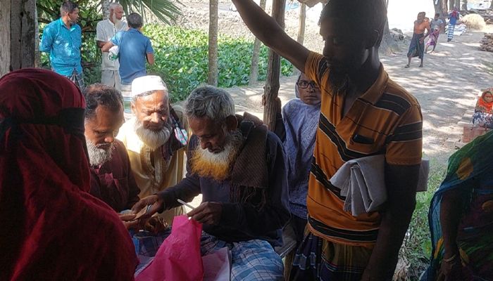 হতদরিদ্রের ‘ফেয়ার প্রাইজে’ চাল নিতে দিতে হচ্ছে ট্যাক্স
