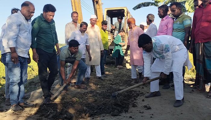 গৌরীপুরে স্বেচ্ছাশ্রমে সড়ক সংস্কার