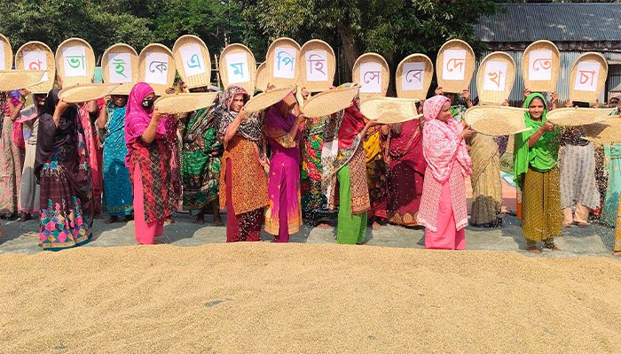 হিরণের মনোনয়ন চাইলেন কৃষাণীরা