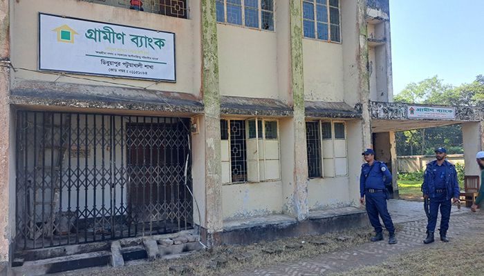 পটুয়াখালীতে গভীর রাতে গ্রামীণ ব্যাংকে অগ্নিসংযোগ 