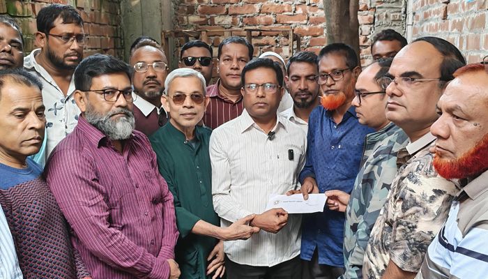 তারেক রহমানের নির্দেশনায় হৃদরোগে আক্রান্ত মো. সাজ্জাদ হোসেনকে আর্থিক সহায়তা তুলে দেন;বিএনপি। প্রবা ফটো