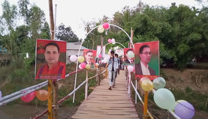 নিজস্ব অর্থায়নে কাঠের সেতু দুঃখ ঘুচল হাজারো মানুষের