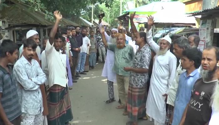 খাদ্যবান্ধব কর্মসূচিতে অনিয়মের প্রতিবাদে মানববন্ধন