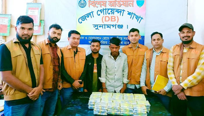 শর্টগানের ৯৫০ রাউন্ড কার্তুজসহ গ্রেপ্তার ২