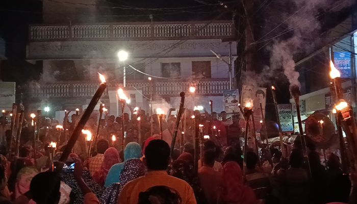 চার দিন ধরে উপজেলা পরিষদ ঘেরাও, ২৯টি সরকারি দপ্তরের কার্যক্রম বন্ধ 