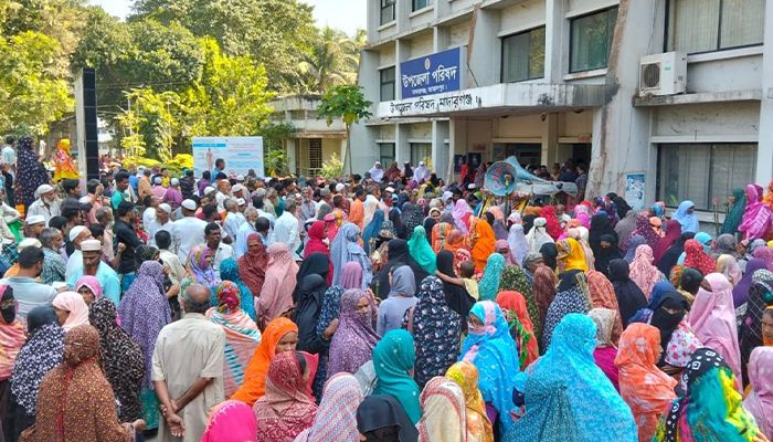 জামালপুরে উপজেলা পরিষদ ঘেরাও: আন্দোলনকারীরা নতুন ডিসির অপেক্ষায় 