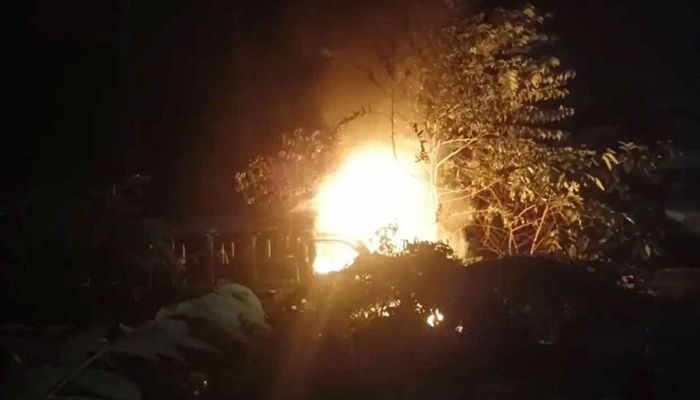 দক্ষিণ কেরানীগঞ্জ থানায় গাড়িতে আগুন