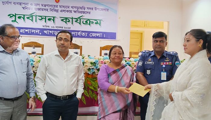গুইমারা ও খাগড়াছড়ি সদরে সহিংসতায় ক্ষতিগ্রস্তদের ৩৪ লাখ টাকার আর্থিক সহায়তা