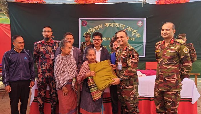 শিক্ষার্থীদের শিক্ষা সামগ্রী ও স্থানীয়দের শীতবস্ত্র বিতরণ