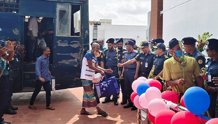 কয়েদিদের ফুল দিয়ে বরণ করে খুলনায় চালু হলো আধুনিক কারাগার