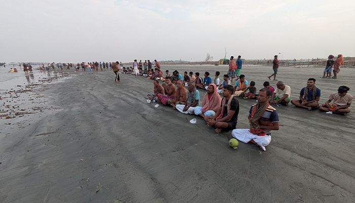 পুণ্যস্নানের মধ্য দিয়ে শেষ হলো রাস উৎসব