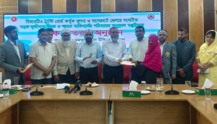 বিআরটিএর আর্থিক ক্ষতিপূরণ চেক হস্তান্তর