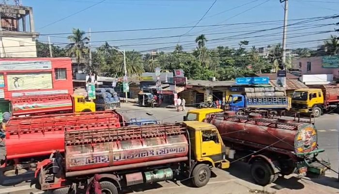 ছয় দফা দাবিতে ট্যাংক লরি মালিক-শ্রমিকদের কর্মবিরতি