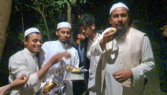 হাসিনার মৃত্যুদণ্ড রায়ে কিশোরগঞ্জে মিষ্টি বিতরণ