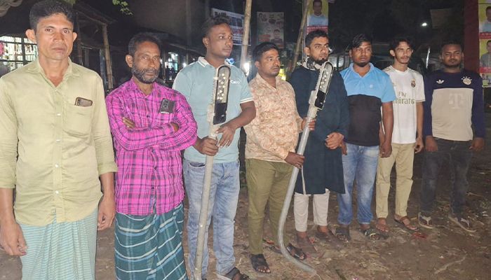 অকেজো ল্যাম্পপোস্টগুলো নিজ উদ্যোগে মেরামত