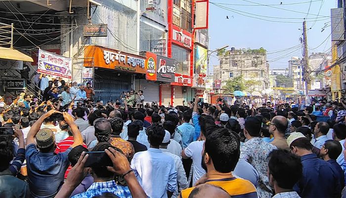 হকারমুক্ত ফুটপাতের দাবিতে কমপ্লিট শাটডাউন পালন