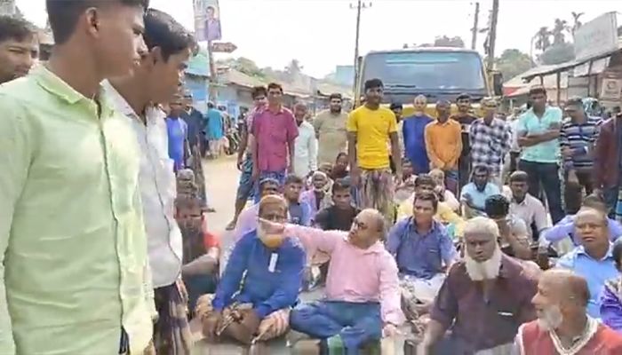 সার সংকটে বিক্ষুব্ধ কৃষকদের মহাসড়ক অবরোধ