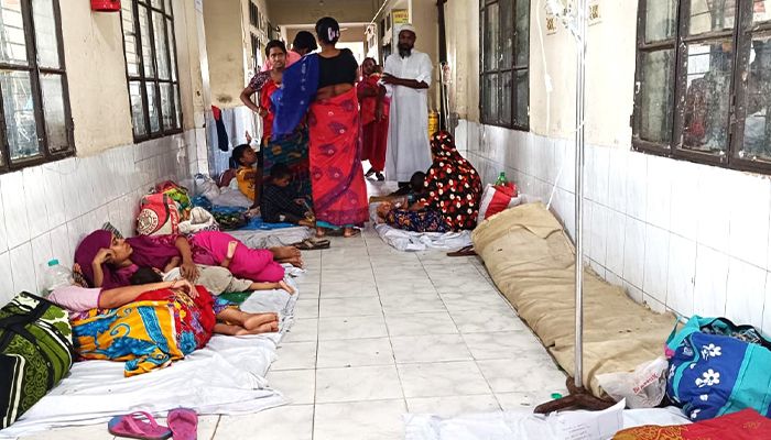 বাড়ছে ডেঙ্গু রোগী, হাসপাতালের বারান্দায় চলছে চিকিৎসাসেবা