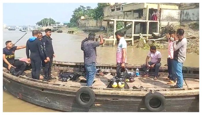  রূপসা ঘাটে চলছে নিখোঁজ যাত্রী উদ্ধার অভিযান
