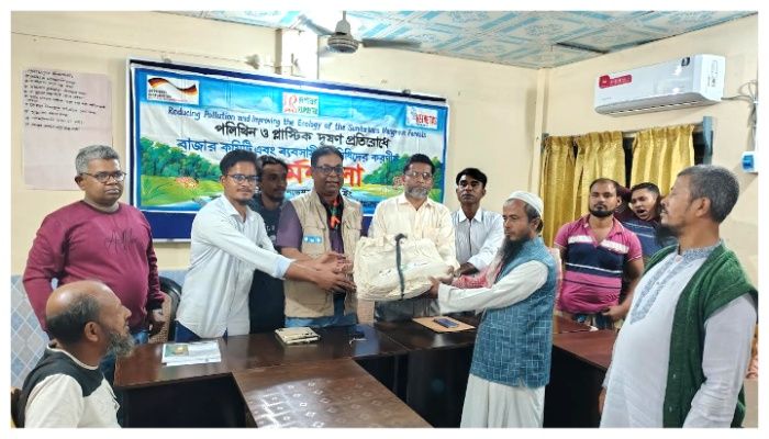 পরিবেশ সুরক্ষায় ব্যবসায়ীদের মাঝে পাটের ব্যাগ বিতরণ 
