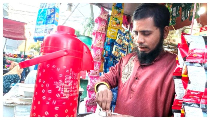চোখে না দেখতে পেয়েও ১৫ বছর ধরে চালাচ্ছেন চায়ের দোকান