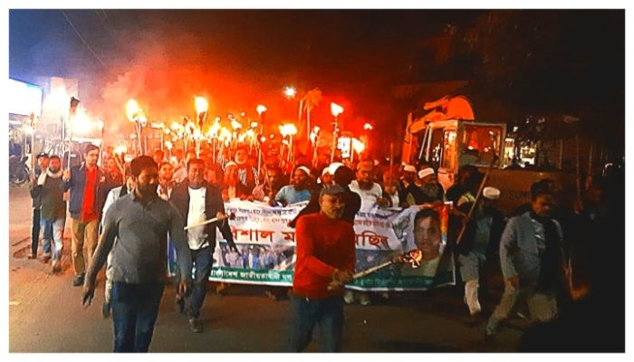পিরোজপুর-২ আসনের বিএনপির প্রার্থী পরিবর্তনের দাবিতে মশাল মিছিল