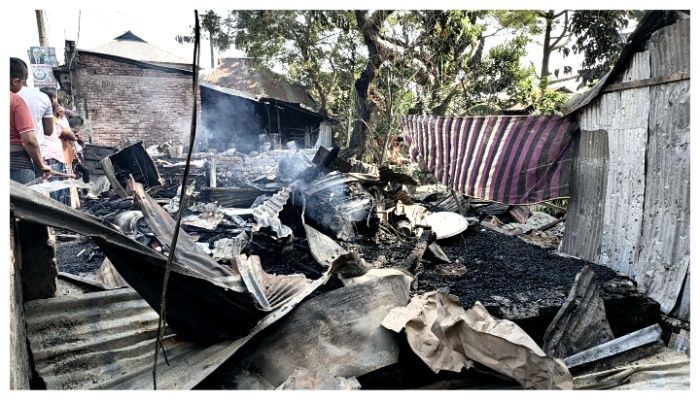 পাথরঘাটা উপজেলার কাকচিড়া বাজারে আগুনে পুরে ছাই হওয়া দোকান