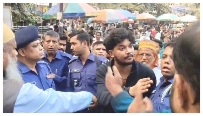 নারায়ণগঞ্জে বাউলদের ব্যানার ছেঁড়ায় যুবক আটক