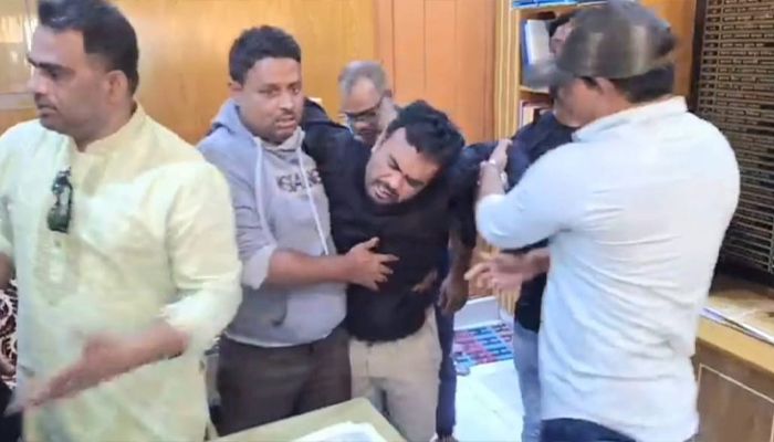 শিক্ষার্থীকে যৌন নিপীড়নের অভিযোগে শিক্ষককে গণপিটুনি 