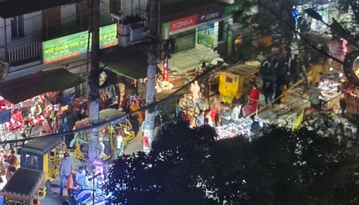 নারায়ণগঞ্জ শহরে সড়ক দখল, ফুটপাতে চলছে রিকশা 