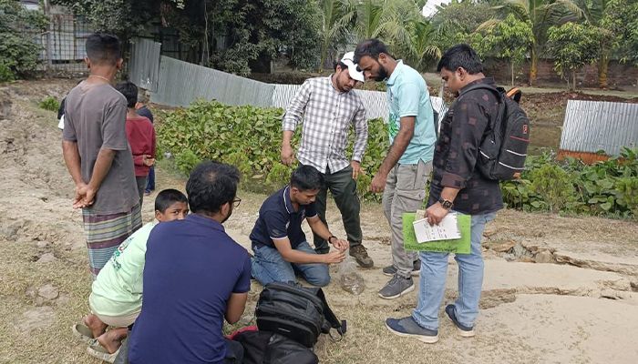 মাটির নমুনা সংগ্রহ করতে নরসিংদীতে ঢাবি ভূতত্ত্ব বিভাগের শিক্ষার্থীরা