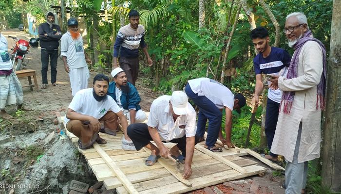 সেচ্ছাশ্রমে চারদিক বদলানোর চেষ্টা
