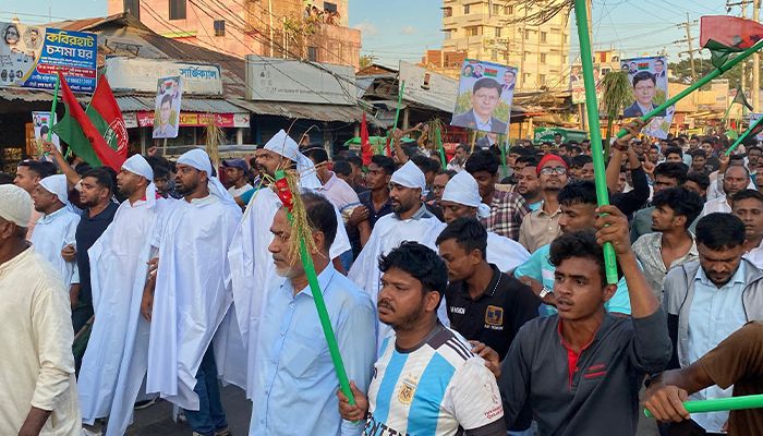 কাফনের কাপড় পরে বিএনপি প্রার্থী পরিবর্তনের দাবি