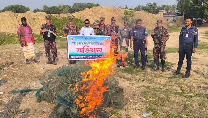 পোরশায় পুনর্ভবায় সুতি জাল অপসারণ