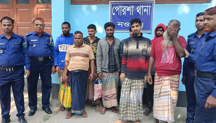 পোরশায় ডাকাতির প্রস্তুতিকালে আটক ৫