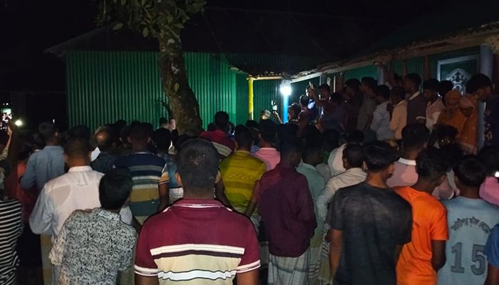 নামাজরত বাবাকে কুপিয়ে হত্যা, মাদকাসক্ত ছেলে আটক