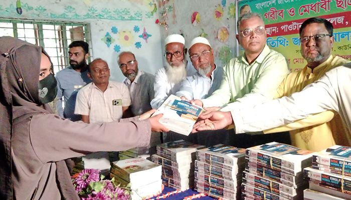 পীরগাছায় শিক্ষার্থীদের মধ্যে বই বিতরণ