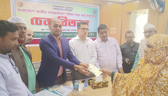কমলনগরে দুস্থ ও অসহায়দের মাঝে আর্থিক সহায়তা 