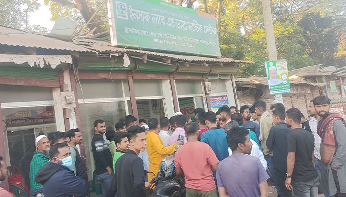 দুই দালালের মারামারিতে উত্তেজনা, জড়ালো ল্যাব মালিকরাও