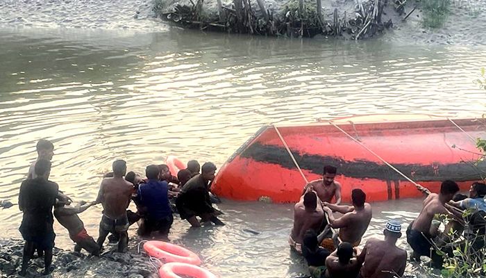 রামপালে জালিবোট উল্টে নদীতে ৫২ যাত্রী, উদ্ধার ২০